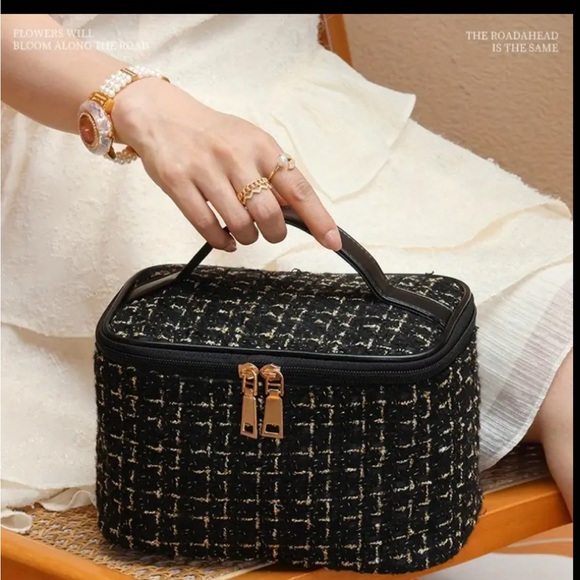 Tweed Cosmetic Storage Tote Bag
- Durable Travel Toiletry Organizer - Picture 11 of 12